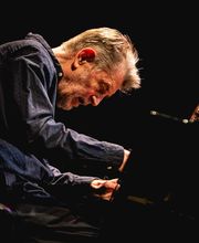 Alexander von Schlippenbach, legendärer Pianist, bei einem Live-Auftritt im Jazzclub Karlsruhe, bekannt für Free Jazz und Avantgarde.