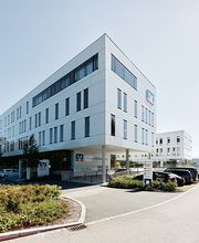 Für Sie vor Ort in der Friedrich-Wilhelm-Raiffeisenbank-Straße 1 in 83043 Bad Aibling.