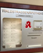 Aussenansicht der Waldstraßen-Apotheke