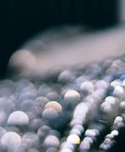 Rohrleitung mit fließendem Wasser – Symbol für moderne Wassertechnik, präzise Sanitärinstallationen und sichere Versorgungslösungen im Hausbau oder Industriebereich.