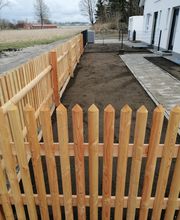 Zaun aus Lärchenholz mit Pflastereingang