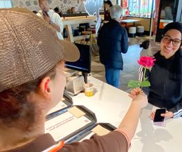 🌹 Bonne fête à toutes les mamans ! 🌹
Aujourd’hui chez Burger King, on a décidé de leur dire merci… à notre façon ❤️
Une rose offerte à chaque maman qui passe chez nous ✨
📍Un petit geste, un bon burger… et un grand sourire garanti 😄