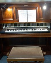 Digitalpiano im Inneren eines kunstvoll gearbeiteten historischen Klaviergehäuses. Vereint moderne Klaviertechnik mit traditionellem Design.