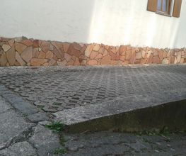 Quarzit im Sockelbereich