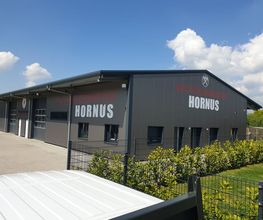 Dachdeckermeister Hornus ist Ihr erfahrener Meisterbetrieb für Dachsanierung, Dachbau und Abdichtungsarbeiten in Weißenthurm bei Neuwied. Mit modernem Firmensitz und regionaler Expertise betreut das Unternehmen private und gewerbliche Kunden im gesamten Raum Mayen-Koblenz – zuverlässig, fachgerecht und mit Qualitätsgarantie.