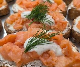 dean&david Catering | Stuttgart - Frische Lachs-Häppchen auf Baguette mit cremigem Aufstrich, Dill und leichter Sauce für ein hochwertiges Business Catering oder Event Buffet.