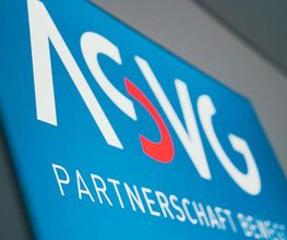 ASVG GmbH - Situationsbilder im Büro. Leuchttafel im Eingangsbereich.