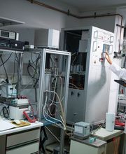 Mitarbeiter bedient Maschine