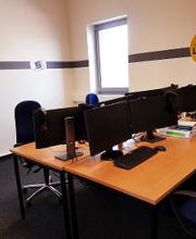 PC-Arbeitsplätze mit mehreren Monitoren, Tastaturen und Mäusen.