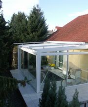 Wintergarten mit Schiebetüren und Dachbeschattung