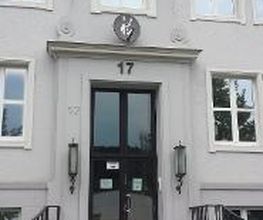 Eingangsbereich eines Gründerzeitgebäudes von vorne.