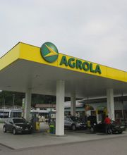 AGROLA Tankstelle in Zollbrück mit TopShop; grosse Überdachung; Autos unter Dach bei Tanksäulen