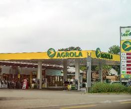 AGROLA Tankstelle in Diessenhofen bei Landi: rechts ist Totem Schild mit Landi und AGROLA Logo, Preisschildern und TopShop