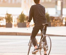 Ein Mann fährt in der warmen Abendsonne durch die Hamburger Hafencity. Das Bild vermittelt Freiheit, Leichtigkeit und urbanen Lifestyle im goldenen Licht des Sonnenuntergangs.