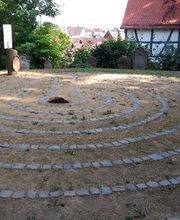 Labyrinth unterhalb der Schaafheimer Kirche, es ist jederzeit öffentlich zugänglich.
