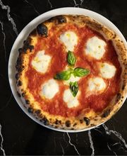 Pizza présentée sur une assiette