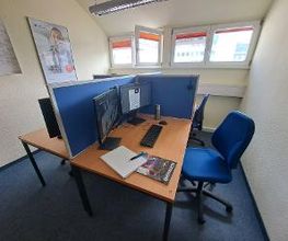 Ein PC-Arbeitsplatz mit zwei Monitoren.