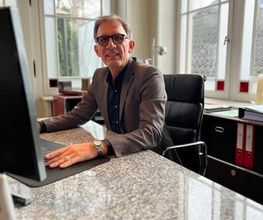 A. Hampel an seinem Arbeitsplatz in den Büroräumen der PAKT Gruppe .