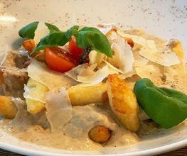 Hausgemachte Pasta - immer frisch in Wangen
Für Ihr Dinner in Wangen bereiten wir gerne unsere hausgemachte Pasta mit hochwertigen Produkte zu! Die Frische auf dem Teller bereitet uns immer eine besondere Freude!