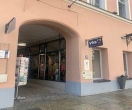 Eingangsbereich zum Standort in einer Fußgängerzone.