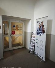 Eingangstür und Werbeaufsteller WBS TRAINING.