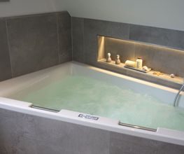 Badezimmer mit Whirlwanne Ferienhaus Deichkörnchen Neßmersiel www.nord-sterne.de