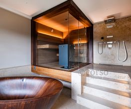 Design Sauna mit zweiseitiger Verglasung und schwebenden Liegen für Zuhause. Maßanfertigung der corso sauna manufaktur. Saunahersteller seit 1968. Made in Germany.