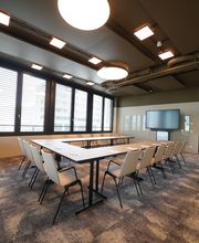 Creative Room mit Tischen in U-Form im Tagungs- und Eventcenter