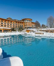 Sportpool im Winter mit Blick auf die Hotelfassade.