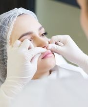 Als spezialisierte HNO-Ärzte in der Schweiz bieten wir eine breite Palette ästhetischer Eingriffe, um Ihre natürliche Schönheit zu betonen und Ihre Lebensqualität zu verbessern.