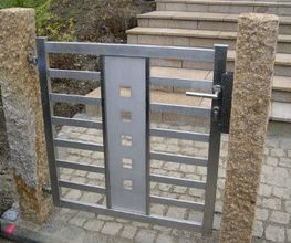 Gartentor mit Granitsäulen