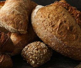 BÄCKEREI / BAKEOFF
In unserem Markt finden Sie eine Bäckerei und einen Backshop. In beiden wird mehrmals täglich frisch für Sie gebacken und Sie erhalten eine Auswahl aus diversen Brötchen, Broten, Baguettes, Brezeln und süßen Gebäcken. Die Bäckerei lädt zum Bleiben ein und bietet Ihnen Sitzplätze. Zum Kaffee eignen sich am besten Kuchen und Torten oder auch einfach ein belegtes Brötchen. Den Kaffee gibt es auch zum Mitnehmen. Gönnen Sie sich eine Auszeit!