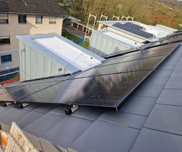 Professionelle Photovoltaik-Installation auf Steil- und Flachdächern im Raum Neuwied und Mayen-Koblenz. Fachgerechte Montage von PV-Anlagen inklusive Dachprüfung, Unterkonstruktion und sicherer Integration in die Dacheindeckung – für maximale Energieeffizienz und langfristige Betriebssicherheit.