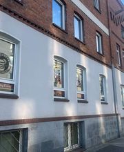 TA WingTsun Linden-Limmer - Seitliche Perspektive auf die Fassade eines Kampfkunststudios in Hannover mit mehreren Fenstern, urbanem Straßenverlauf und klar erkennbarer Lage des Trainingszentrums.