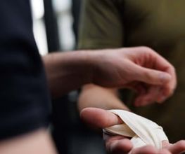 Personal Training Robert Reberger Individuelle Betreuung bei der Vorbereitung auf das Boxtraining, inklusive Handgelenks- und Bandagentechnik.