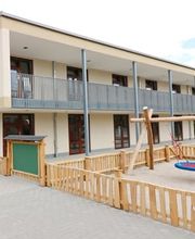 In der unteren Etage: 2 Gruppenbereiche für die jüngeren Kinder, 28 Plätze
Im Obergeschoss: 3 Gruppenbereiche für die älteren Kinder sowie ein großer Mehrzweck- und Bewegungsraum. Die Gruppenräume sind als Funktionsräume eingerichtet (Bauzimmer, Kreativ-, Rollenspielbereich, Kinderküche).