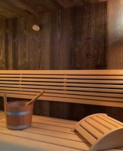 Diese Wellness-Oase beinhaltet eine finnische Sauna sowie einen Bereich zum Duschen und Entspannen.