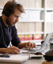 Auszubildender bei Multivision Filmproduktion Hamburg. Mehr Infos unter: https://www.multivision-hamburg.de/