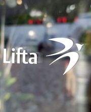 Lifta Treppenlift in modernem Wohnzimmer, sichere Mobilität für Senioren