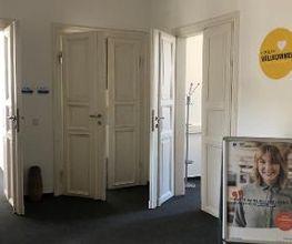 Eingangsbereich mit mehreren Türen und einem WBS TRAINING Aufsteller.