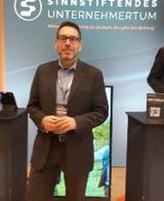 In der CEO-Lounge, am Stand des #Sinnstiftenden Unternehmertums, während des großen FounderSummit-Events am 11. April 2026 in schönen CongressCenter Wiesbaden
