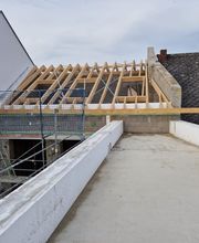 Professioneller Dachstuhl-Bau in Weißenthurm bei Neuwied und im Raum Mayen-Koblenz. Maßgefertigte Holzkonstruktionen für Neubauten, Aufstockungen und Dachsanierungen – fachgerecht geplant und präzise umgesetzt vom erfahrenen Dachdeckermeisterbetrieb.