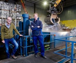 Geelhoed heeft al meer dan veertig jaar ervaring met het persen van metalen. Onze aanpak staat garant voor efficiëntie in handling, transport en export. Onze medewerkers zijn dagelijks bezig met metalen persen (pakketteren).