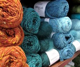 Donegal de Lang Yarns 100% mérinos est un fil tweed de fabrication irlandaise. Les coloris sont très subtils.