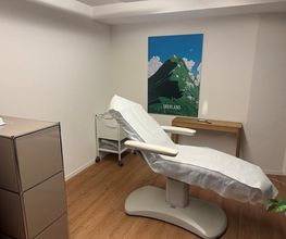 Liege im Behandlungszimmer bei CERISA