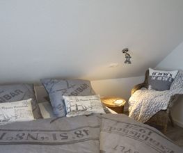 Eines der drei Schlafzimmer im Ferienhaus Deichkörnchen Neßmersiel www.nord-sterne.de