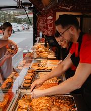 Ein Blick in die Extrawurst Filiale von der Seite.