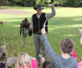 Natur pur für Schulen und Kindergärten, Senioren und andere besondere Menschen, die die wilde Welt der Greifvögel näher kennen lernen möchten.