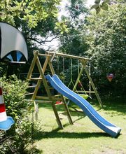 Schaukelanlage für Kinder im 3.800 qm großen Garten