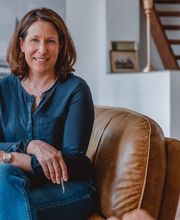 Webstudio Dresden Authentisches Beratungsgespräch auf dem Sofa, entspannte Atmosphäre mit Notizbuch und natürlicher Körpersprache.